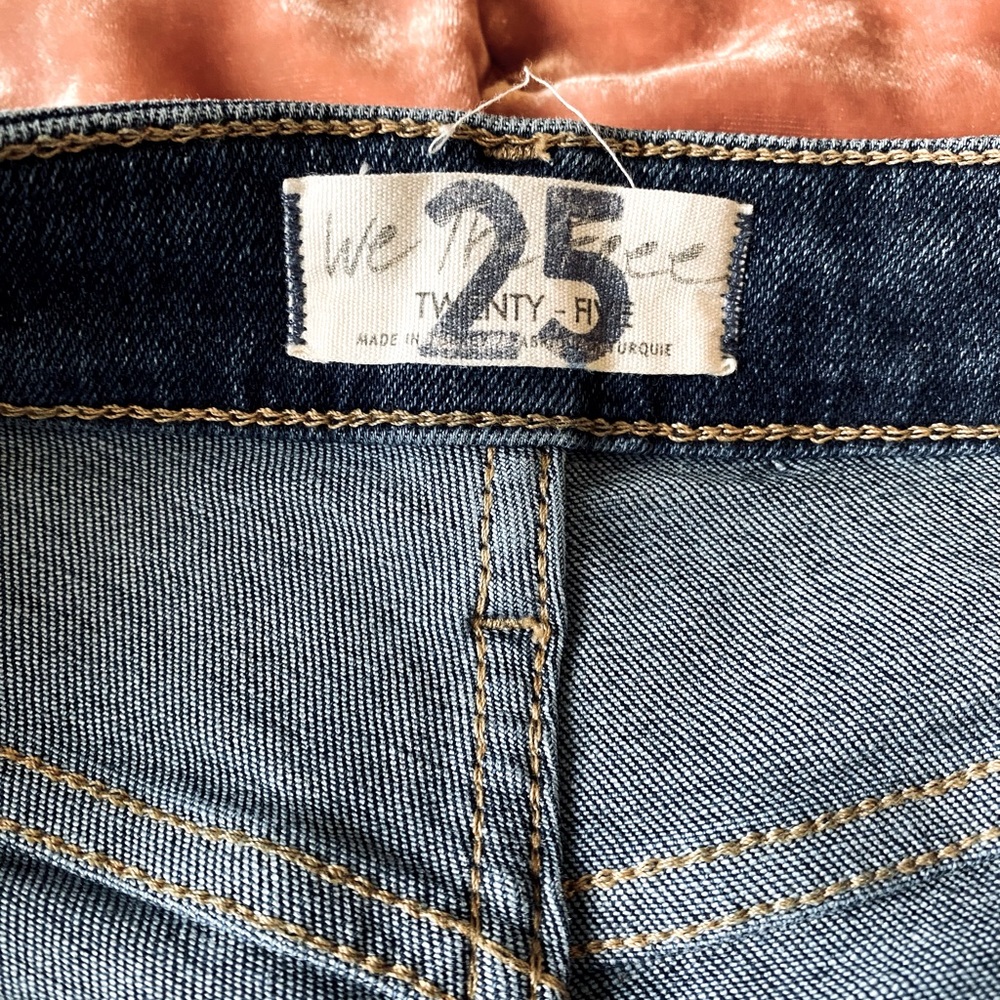 We the Free size 25/2 super stretchy jeans with frayed bottoms. Skinny jeans
